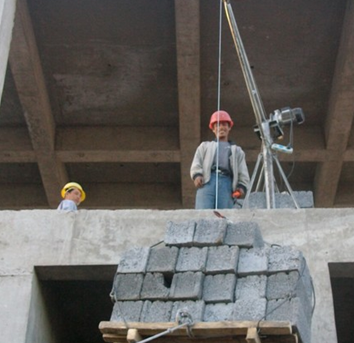 在樓層間安裝室外吊運(yùn)機(jī)時(shí)一定要多加配重