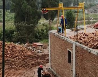 地面濕滑結(jié)冰時(shí)不能使用室外吊運(yùn)機(jī)