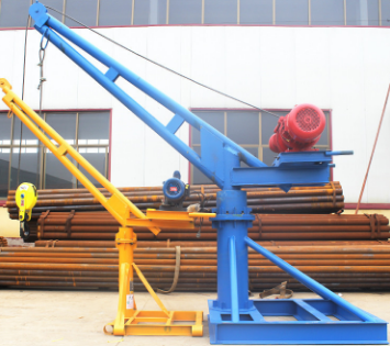 小型吊運機協助貨車司機吊運裝筐活魚